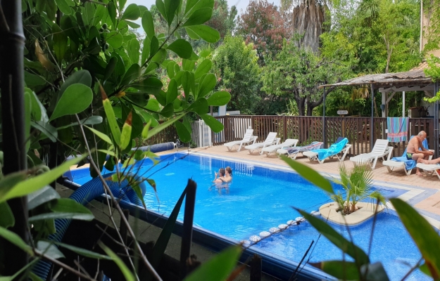 Roussillon, camping rétro-littoral à vendre